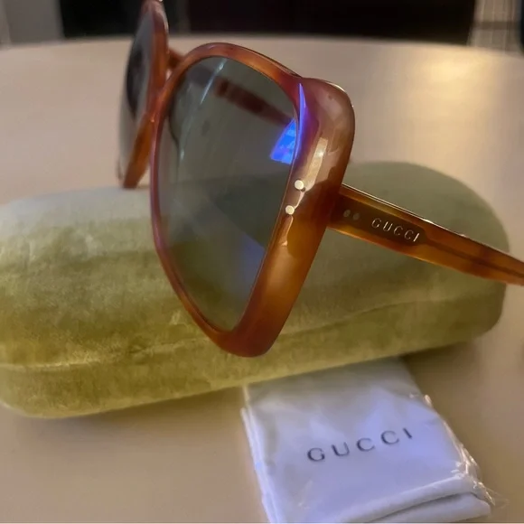 Gucci Oversized Sunglasses with case - Picture 3 of 4